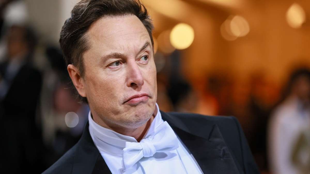 ম্যানইউ কিনবেন না ইলন মাস্ক; টুইট করেছিলেন মজা করে!