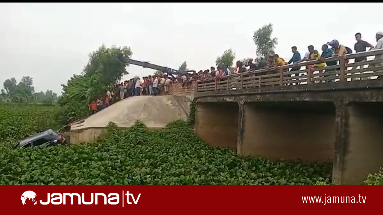 নওগাঁয় প্রাইভেটকার খাদে পড়ে স্বামী-স্ত্রীর মৃত্যু