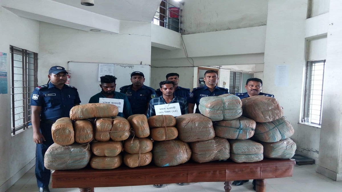 নরসিংদীতে কাভার্ডভ্যান থেকে ৬০ কেজি গাঁজাসহ আটক ২