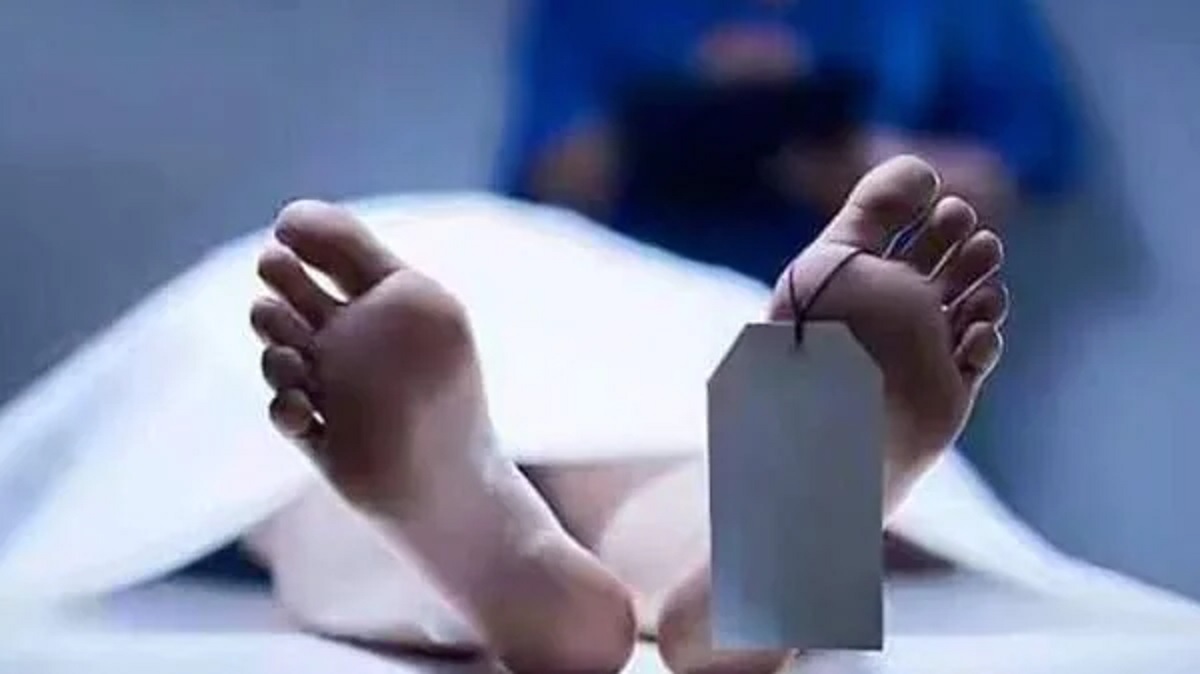 টাকা না দেয়ায় বৃদ্ধ মাকে কুপিয়ে হত্যা, লাশের পাশেই রাত কাটালেন ছেলে