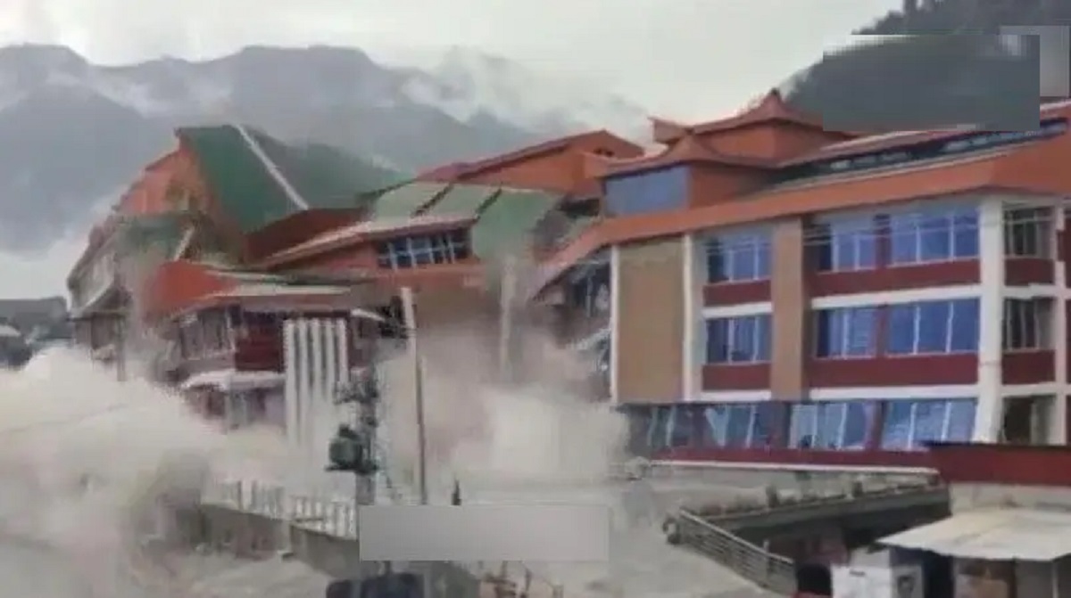 বন্যার তোড়ে ভেসে গেলো পাকিস্তানের বিখ্যাত ‘নিউ হানিমুন’ হোটেল (ভিডিও)