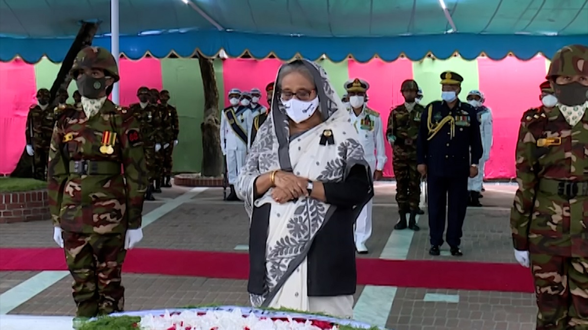 টুঙ্গিপাড়ায় বঙ্গবন্ধুর প্রতি প্রধানমন্ত্রীর শ্রদ্ধাঞ্জলি