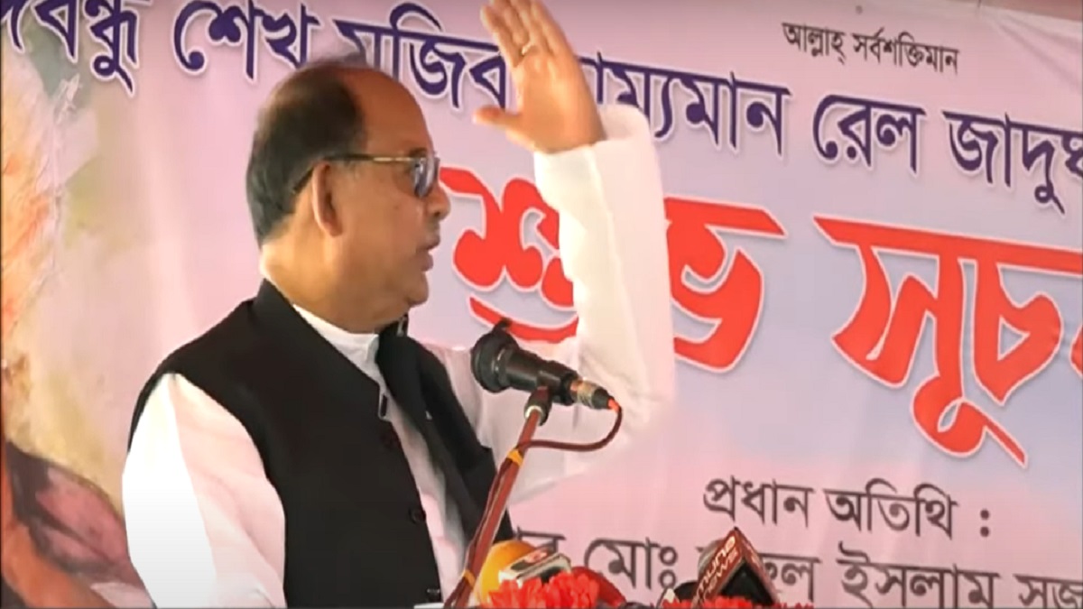 ট্রেন কাউকে ধাক্কা দেয় না, কেউ ধাক্কা দিলে তার দায়িত্ব রেলওয়ে নেবে না: রেলমন্ত্রী