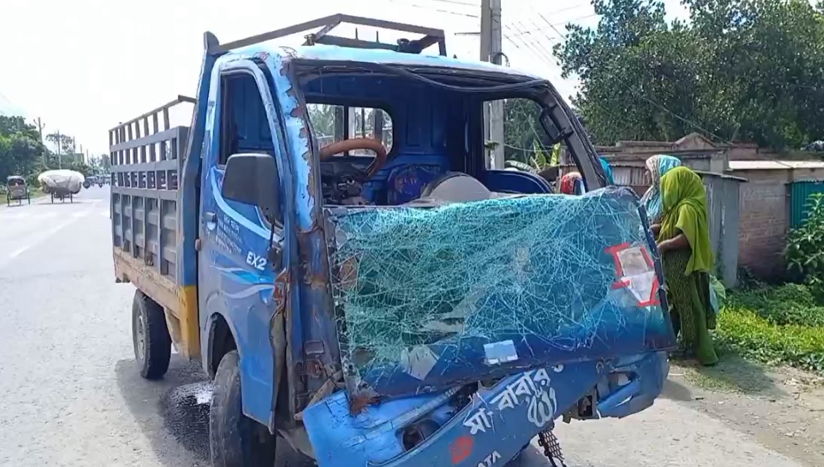রাজবাড়ীতে মিনি ট্রাক-মাহেন্দ্রার মুখোমুখি সংঘর্ষে আহত ৮