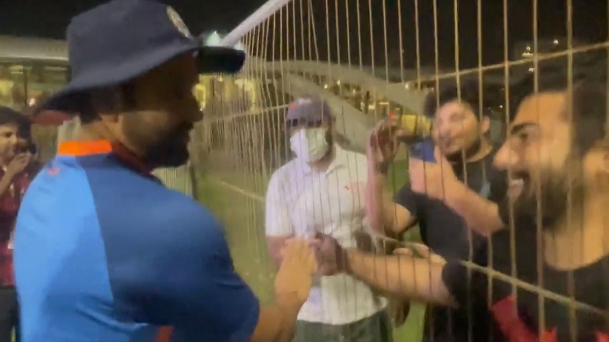 পাকিস্তানি ভক্তের সাথে হাত মিলিয়ে হৃদয় জয় করলেন রোহিত (ভিডিও)