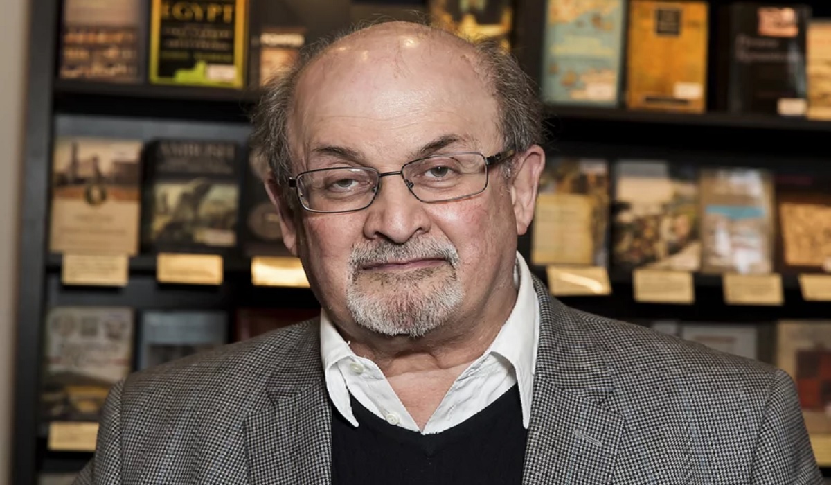 নিউইয়র্কে লেকচার স্টেজে হামলার শিকার সালমান রুশদী