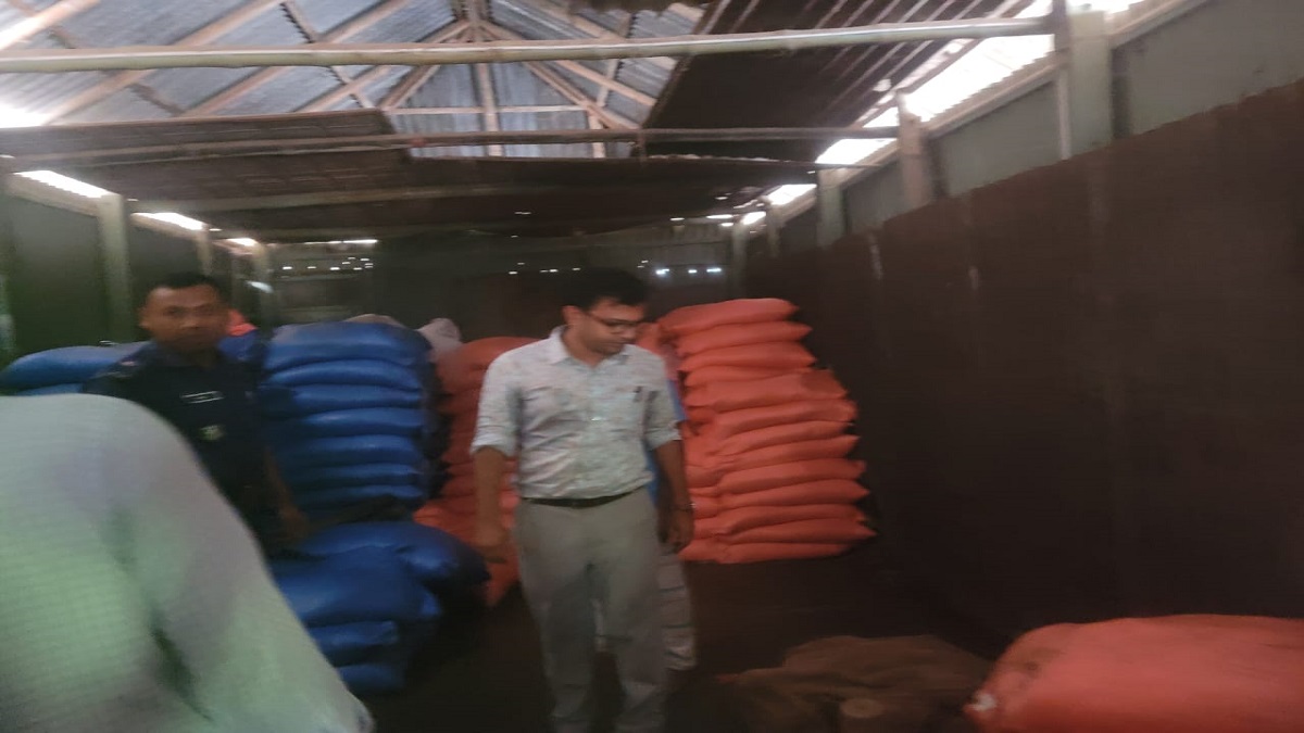 সিরাজগঞ্জে সারের দাম বেশি রাখায় তিন প্রতিষ্ঠানকে ৭০ হাজার টাকা জরিমানা