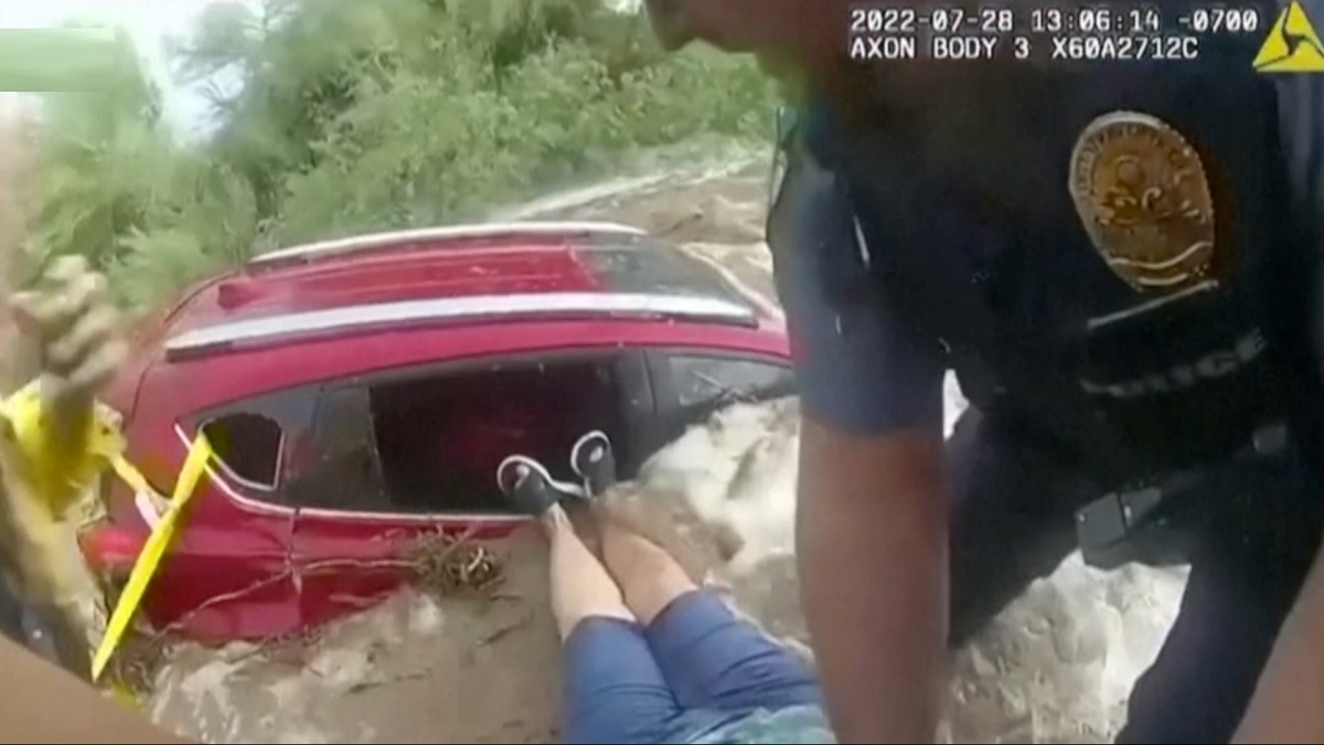 যুক্তরাষ্ট্রে বন্যায় তলিয়ে যেতে থাকা গাড়ি থেকে উদ্ধার নারী