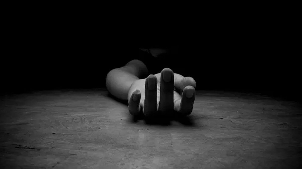 বন্ধ ফ্ল্যাটের বিছানায় স্ত্রী ও সিলিংয়ে স্বামীর ঝুলন্ত লাশ