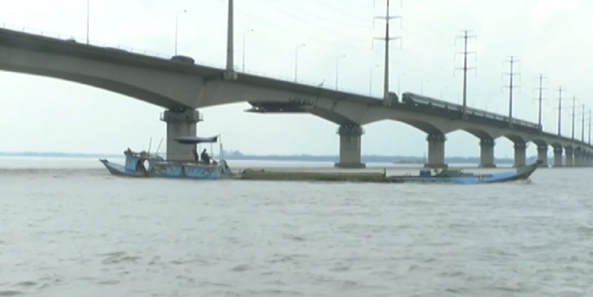 বঙ্গবন্ধু সেতুর নিচ দিয়ে অবাধে চলছে ঝুঁকিপূর্ণ বাল্কহেড, উদাসীন সংশ্লিষ্টরা