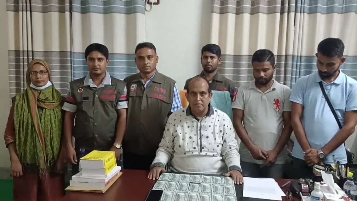 বেনাপোল চেকপোস্টে ১ লক্ষ ৭০ হাজার ইউএস ডলারসহ আটক ২