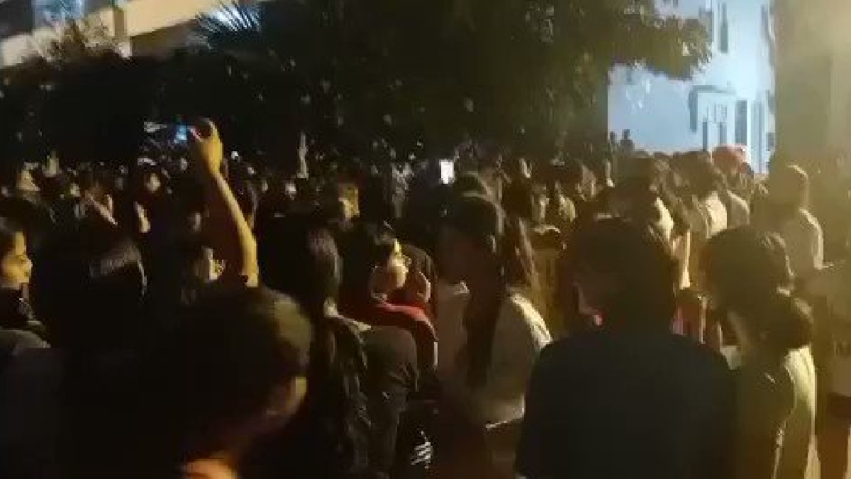 হোস্টেলে মেয়েদের ব্যক্তিগত মুহূর্তের ভিডিও ইন্টারনেটে, চন্ডিগড় বিশ্ববিদ্যালয়ে তোলপাড়