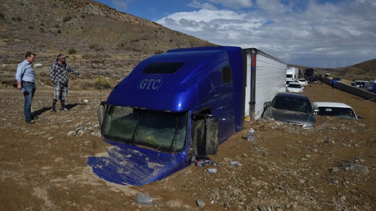 ভূমিধসে বিপর্যস্ত ক্যালিফোর্নিয়া