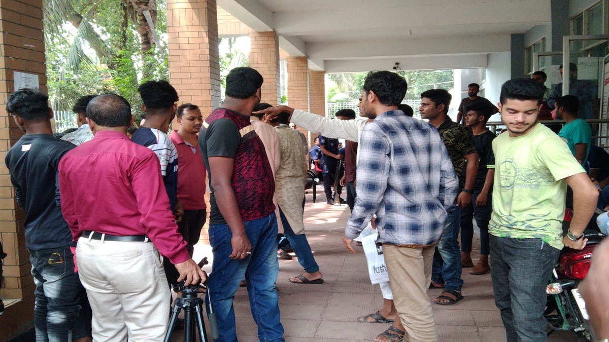 চাঁপাইনবাবগঞ্জে মনোনয়পত্র জমা দিতে যাওয়া প্রার্থীদের পিটিয়ে বের করে দেয়ার অভিযোগ