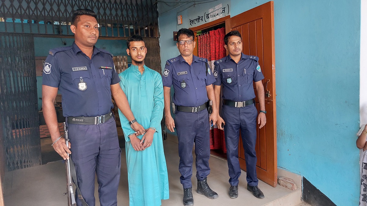 মাদ্রাসা শিক্ষকের বিরুদ্ধে শিশুকে যৌন নির্যাতনের অভিযোগ, ভুক্তভোগীর স্বজনদের জুতাপেটা