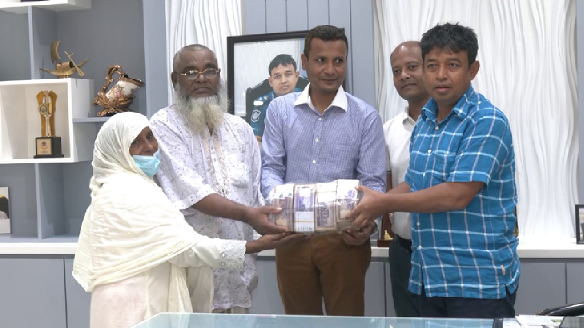 বাবাকে পিটিয়ে টাকা ছিনতাই, সন্তানদের কাছ থেকে উদ্ধার করে ফিরিয়ে দিলো পুলিশ