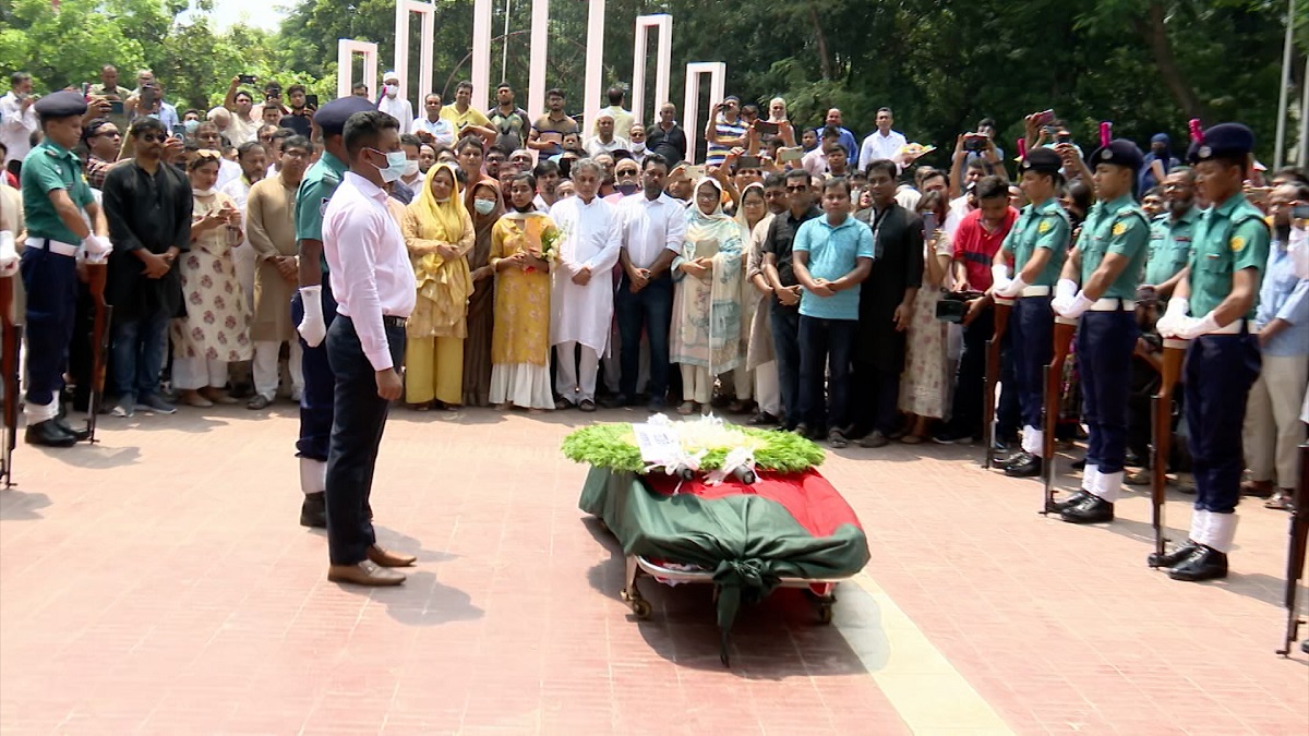 মায়ের কবরেই চিরনিদ্রায় শায়িত হলেন ‘কিংবদন্তি’