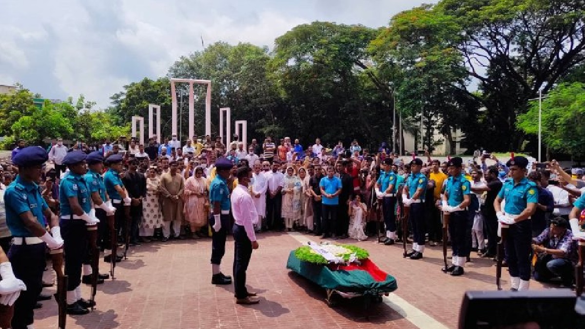 শহীদ মিনারে গাজী মাজহারুল আনোয়ারকে শ্রদ্ধা, দাফন করা হবে মায়ের কবরে