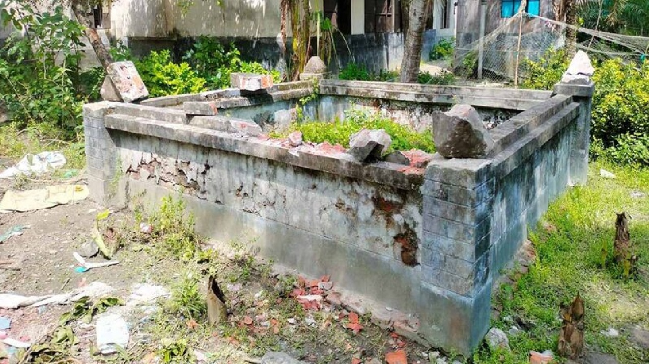 বেশি সন্তান কেন জন্ম দিলে, আমাকে একা কেন জন্ম দিলে না; বাবার কবরে ভাঙচুর