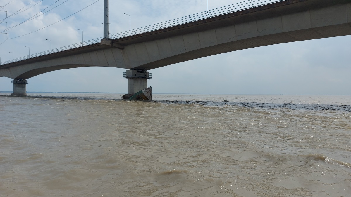 বঙ্গবন্ধু সেতুর পিলারে ধাক্কা, বাল্কহেড ডুবে নিখোঁজ ১
