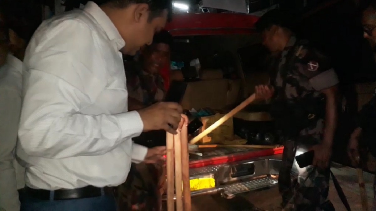 ঝিনাইদহ পৌর নির্বাচনে স্বতন্ত্র মেয়র প্রার্থীর জিপ আটক, লাঠিসোটা জব্দ