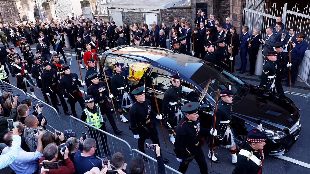 রানির শেষকৃত্য; কড়া নিরাপত্তার মধ্যেও ঘটছে অপ্রীতিকর ঘটনা