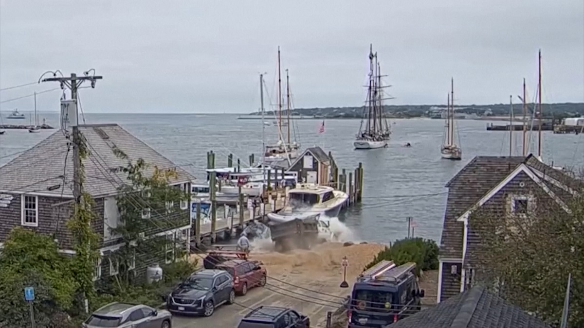 সাগরে ট্রাক নেমে ডুবিয়ে দিলো নৌকা (ভিডিও)