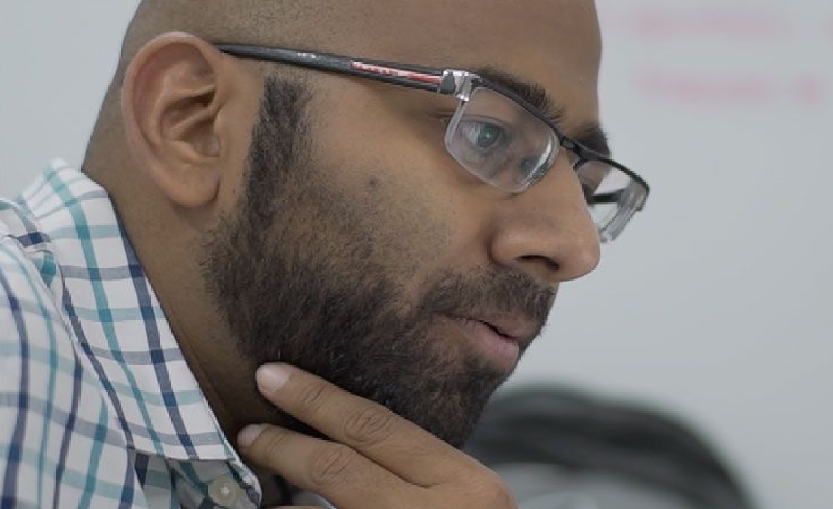 নবীন কর্মীদের দিনে ১৮ ঘণ্টা কাজ করতে বলে তোপের মুখে বম্বে শেভিংয়ের সিইও