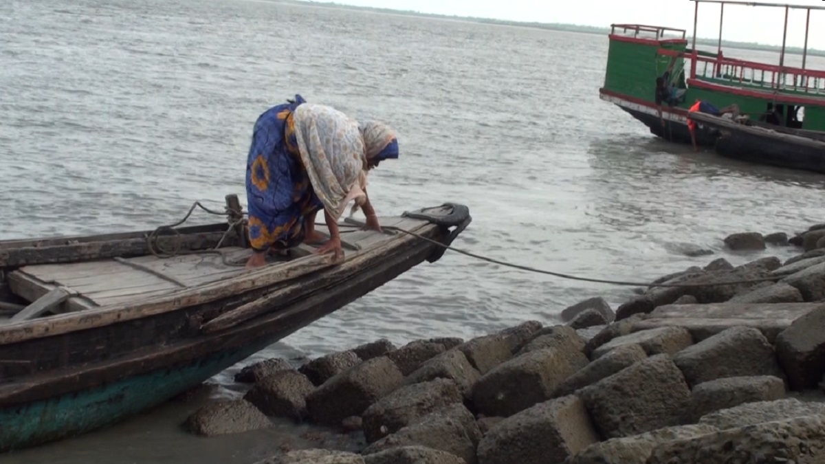 ১২ বছরেও মেরামত হয়নি আইলায় বিধ্বস্ত নীলডুমুর ঘাট, দুর্ভোগ চরমে