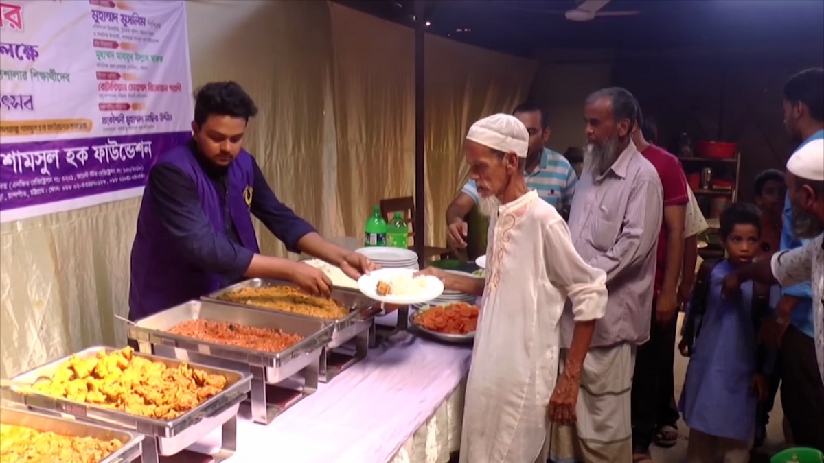 ব্যুফের খাবারে স্বাদ কেমন, জানলেন ৩ শ’ সুবিধাবঞ্চিত মানুষ