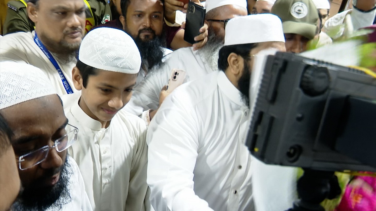 তিলাওয়াতে বিশ্বজয় করে দেশে ফিরেছে তাকরিম, মাঝরাতে বিমানবন্দরে উপচে পড়া ভিড়