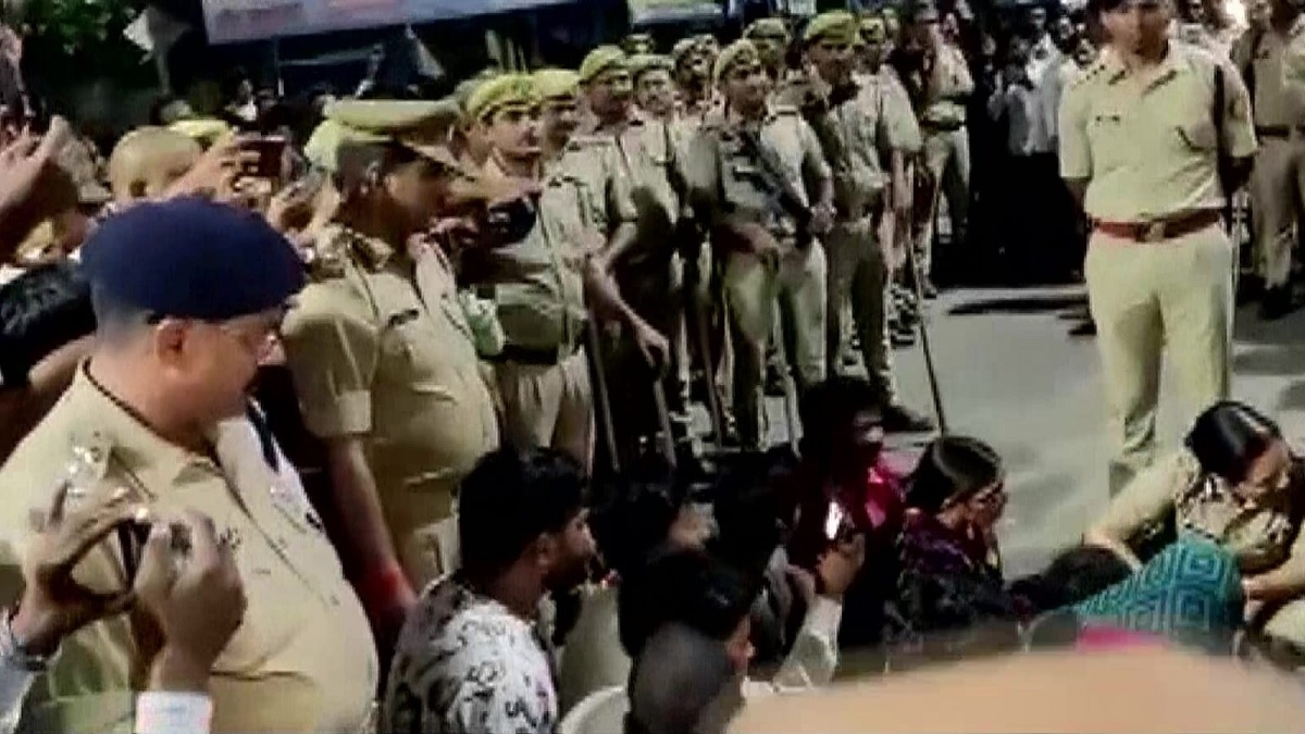 দলিত সম্প্রদায়ের দুই কিশোরীকে গণধর্ষণ ও হত্যার ঘটনায় ফুঁসছে উত্তর প্রদেশ