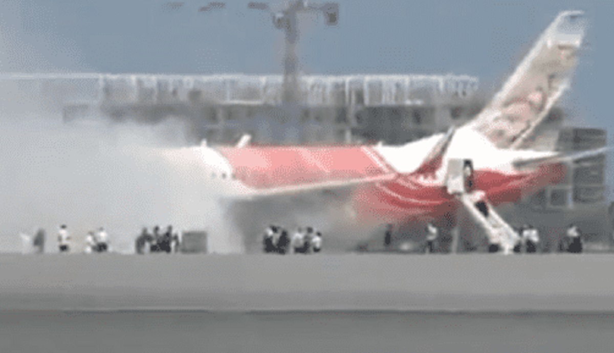 শতাধিক যাত্রী নিয়ে উড্ডয়নের সময় হঠাৎ ইঞ্জিনে আগুন এয়ার ইন্ডিয়ার বিমানে