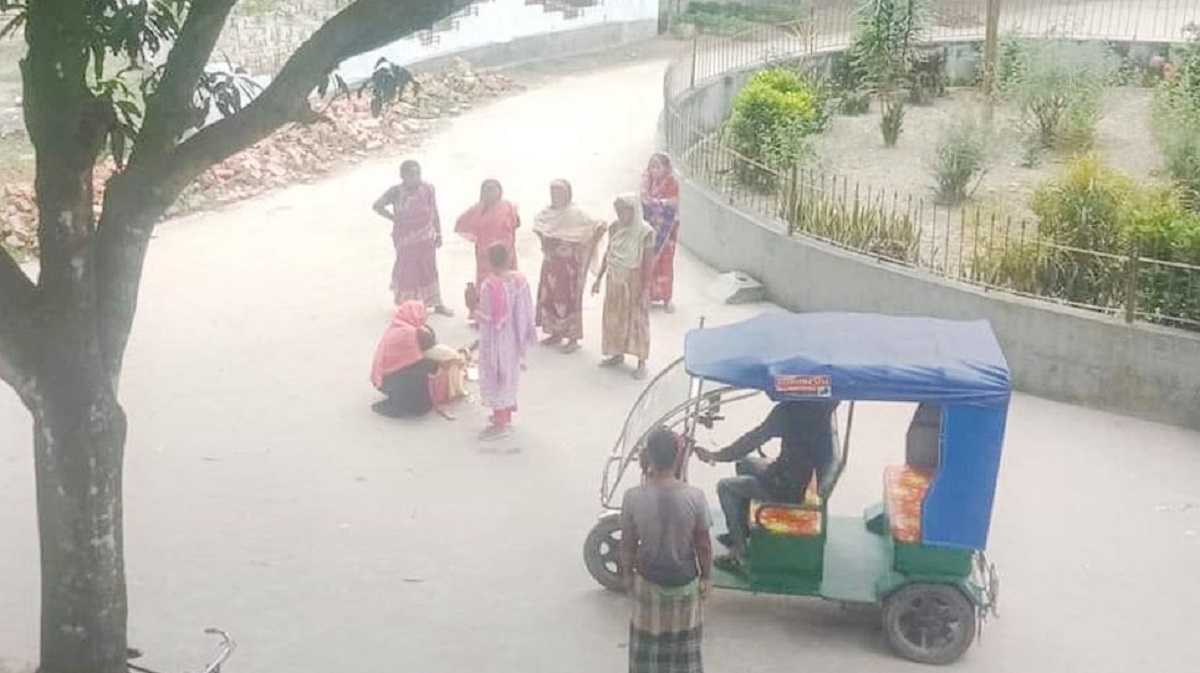 হাসপাতাল থেকে ফিরিয়ে দেয়া প্রসূতির হাসপাতাল চত্ত্বরেই সন্তান প্রসব
