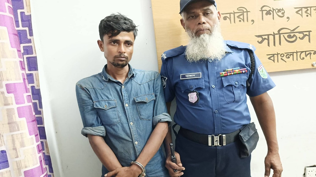 আখাউড়ায় সড়কে ব্যারিকেড দিয়ে ডাকাতি, দেশীয় অস্ত্রসহ ডাকাত গ্রেফতার