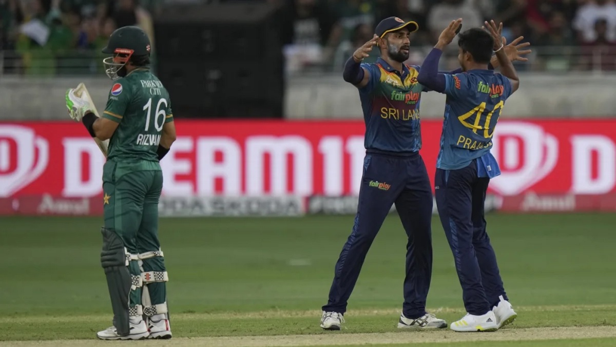 মন্থর ব্যাটিংয়ের পর আউট হয়ে বিপদ বাড়ালেন বাবর