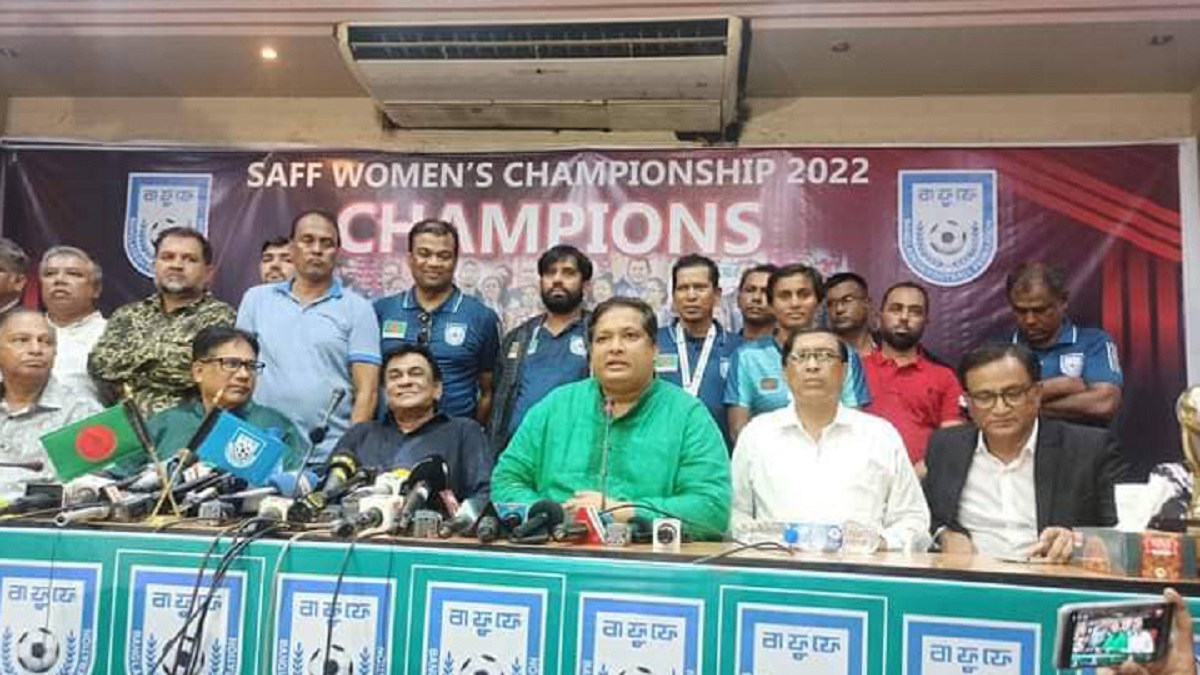 সংবাদ সম্মেলনে দাঁড়িয়ে থাকার বিষয়ে ইতিবাচক হওয়ার আহ্বান সাবিনার