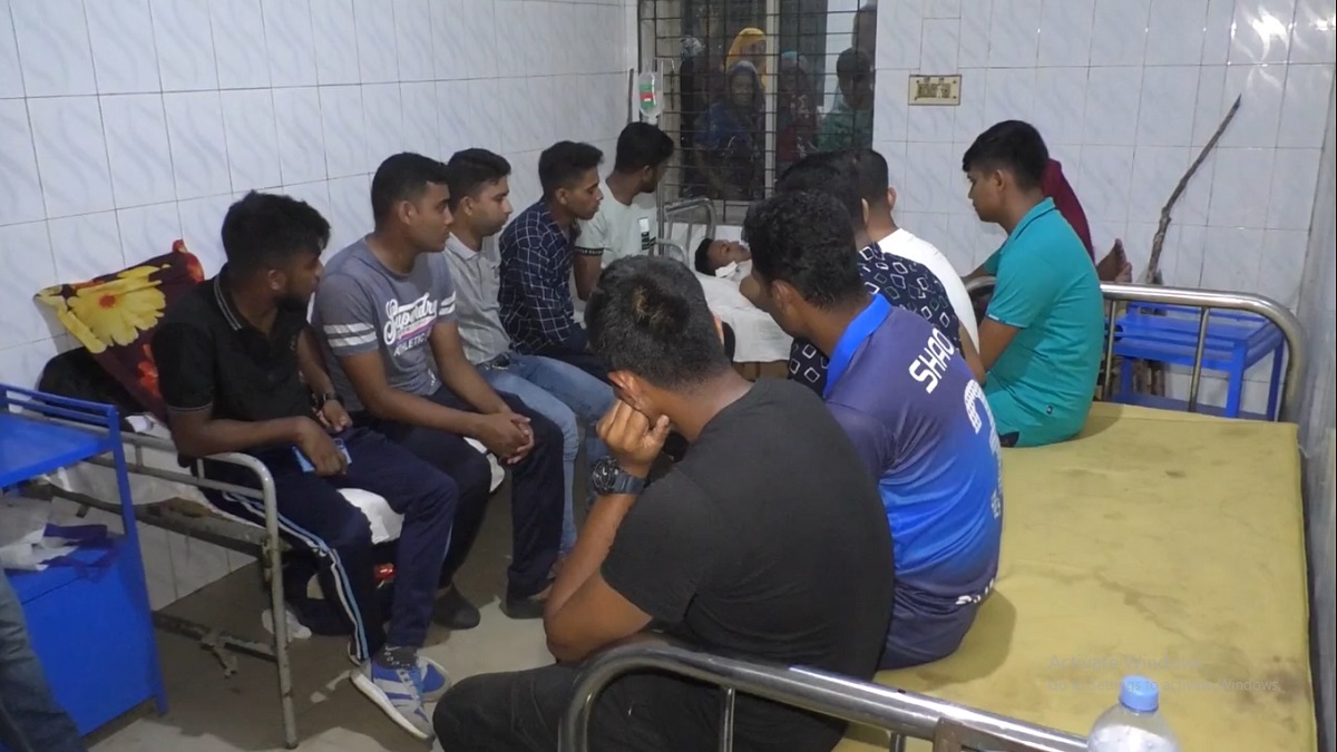 ভোলায় স্ত্রীকে ইভটিজিং করার প্রতিবাদ করায় পুলিশ সদস্যকে কুপিয়ে জখম