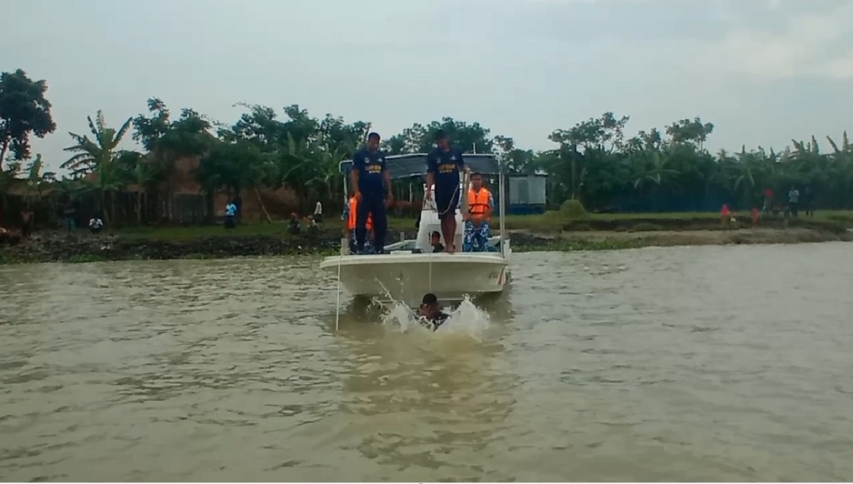 ‘মৃত ইলিশ মাছ উঠাতে গিয়ে’ ফেরি থেকে পরে লস্কর নিখোঁজ