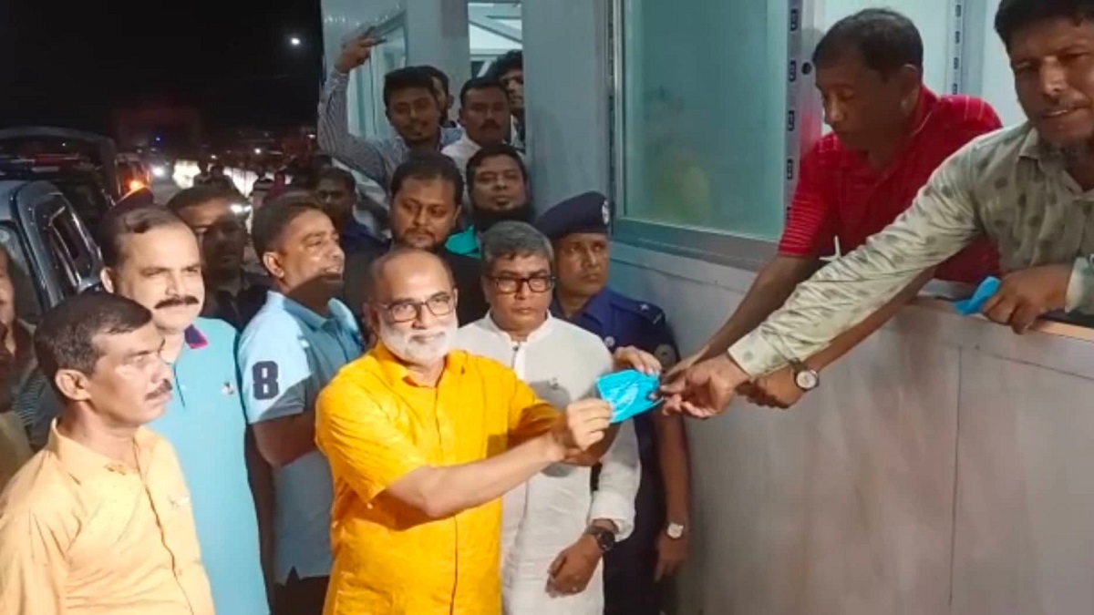 বঙ্গমাতা সেতুতে যান চলাচল শুরু, প্রথম টোল দিলেন মৎস্য ও প্রাণিসম্পদ মন্ত্রী