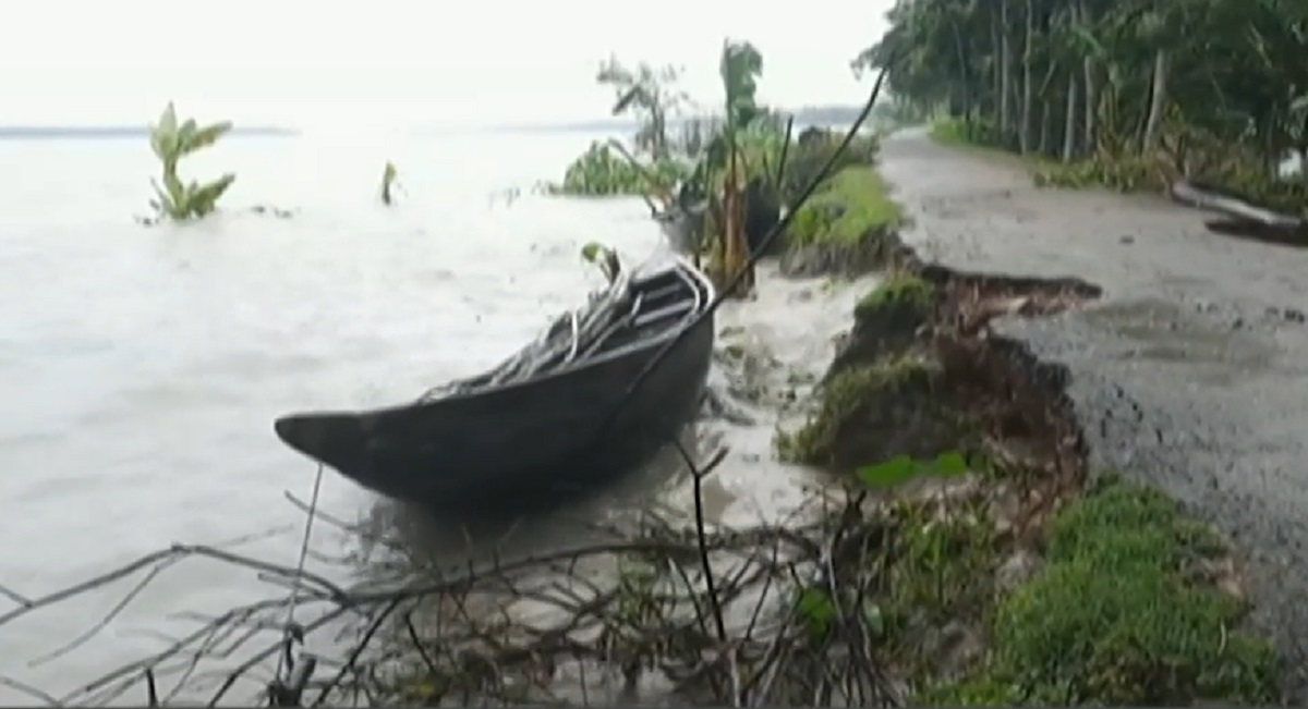 বরগুনার নিম্নাঞ্চল থেকে জোয়ারের পানি নামছে, দৃশ্যমান হচ্ছে ক্ষয়ক্ষতি