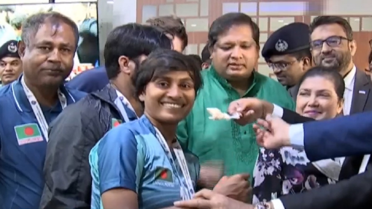 ফুল দিয়ে, কেক কেটে সাফ জয়ীদের অভ্যর্থনা