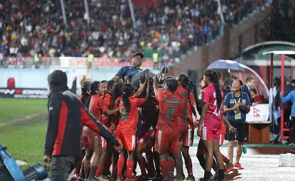 বিড়বিড় করে ছোটন বললেন, বাইরে এত মানুষ এসেছে!