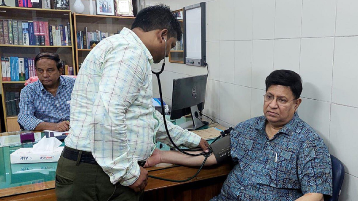 বিএসএমএমইউতে পররাষ্ট্রমন্ত্রী, কাল জানা যাবে স্বাস্থ্য পরীক্ষার ফলাফল