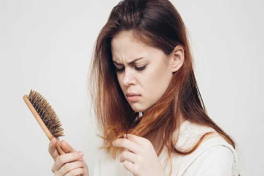 যত্নের অভাবে চুল পাতলা হয়ে গেছে? প্রাকৃতিক উপায়েই মিলবে সমাধান