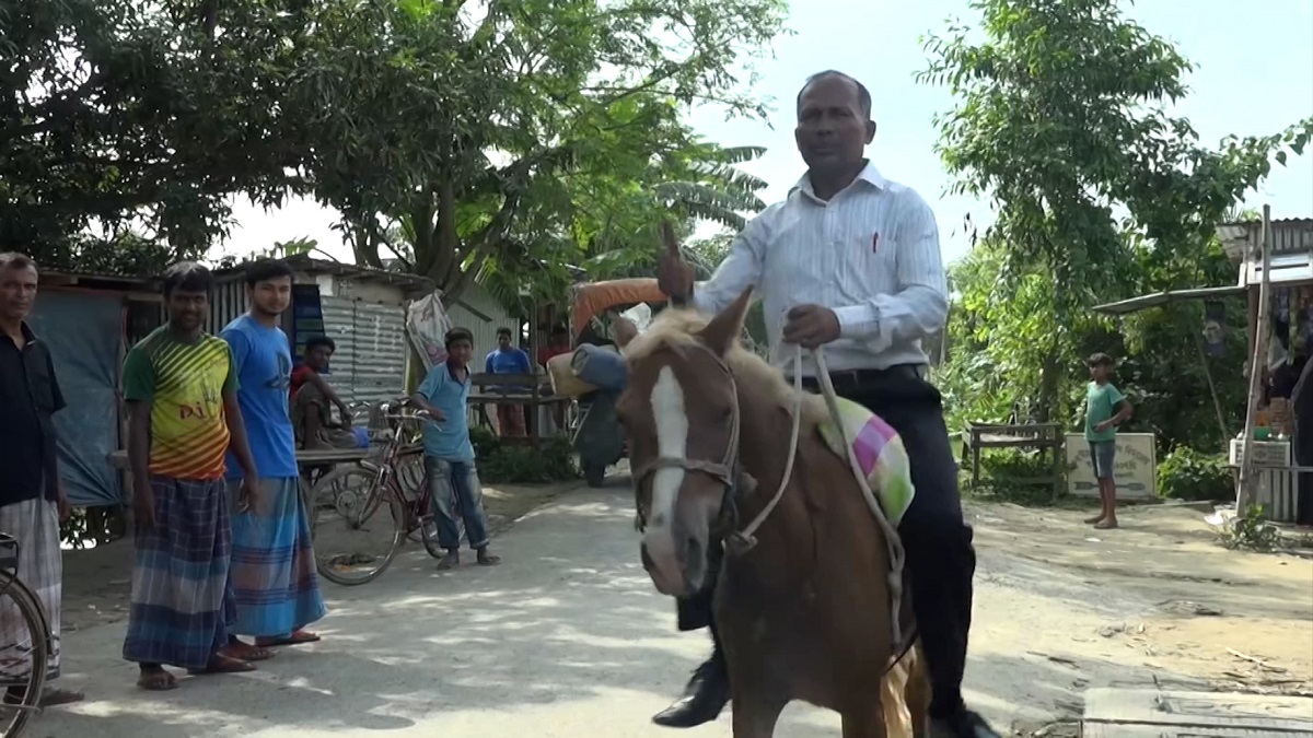 ঘোড়ায় চড়ে স্কুলে যান শিক্ষক
