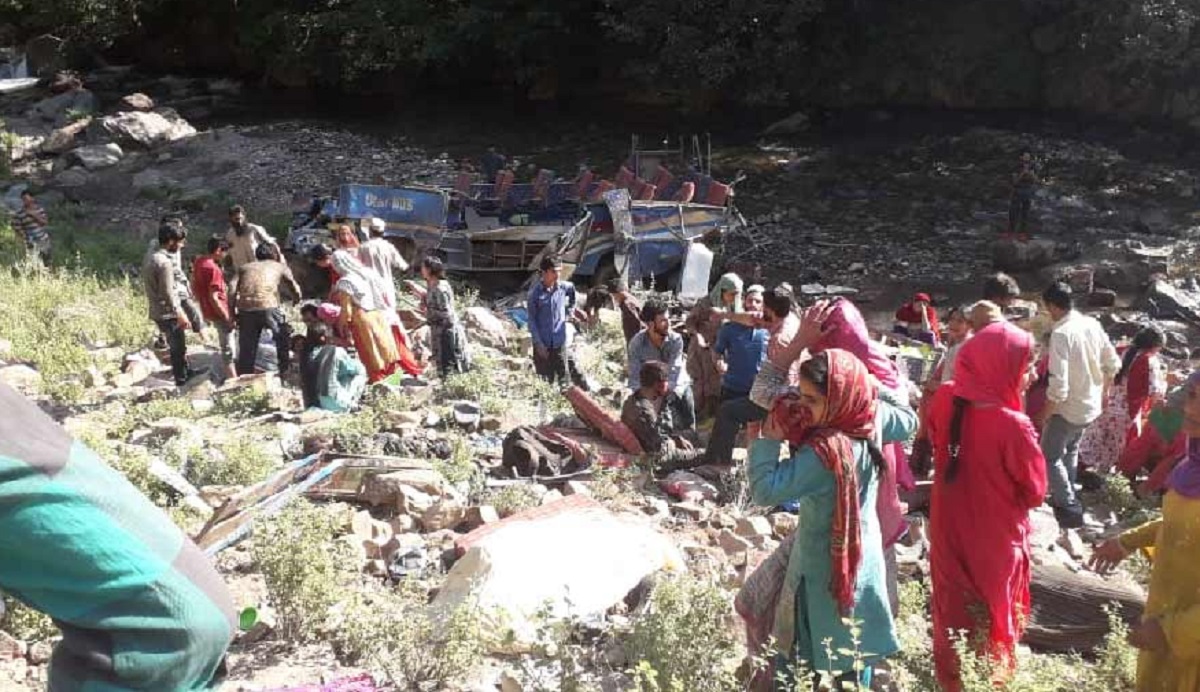 জম্মু-কাশ্মিরে নিয়ন্ত্রণ হারিয়ে পর্যটকবাহী বাস খাদে, নিহত ৭