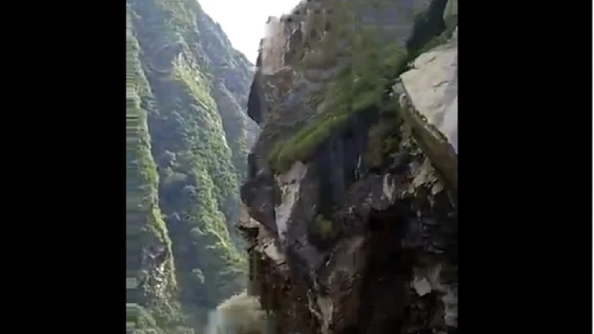 ভারতে চোখের পলকে ধসে পড়লো পাহাড়ের একাংশ (ভিডিও)