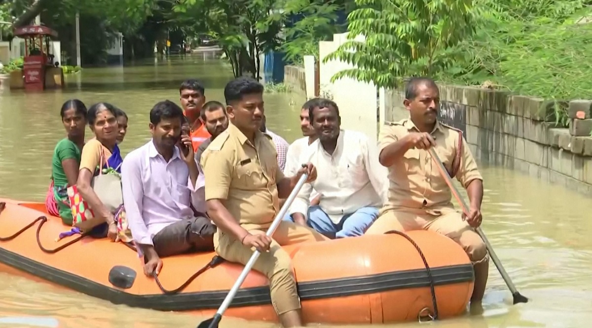 ভয়াবহ বন্যা পরিস্থিতি বেঙ্গালুরুতে, রাস্তায় নৌকা