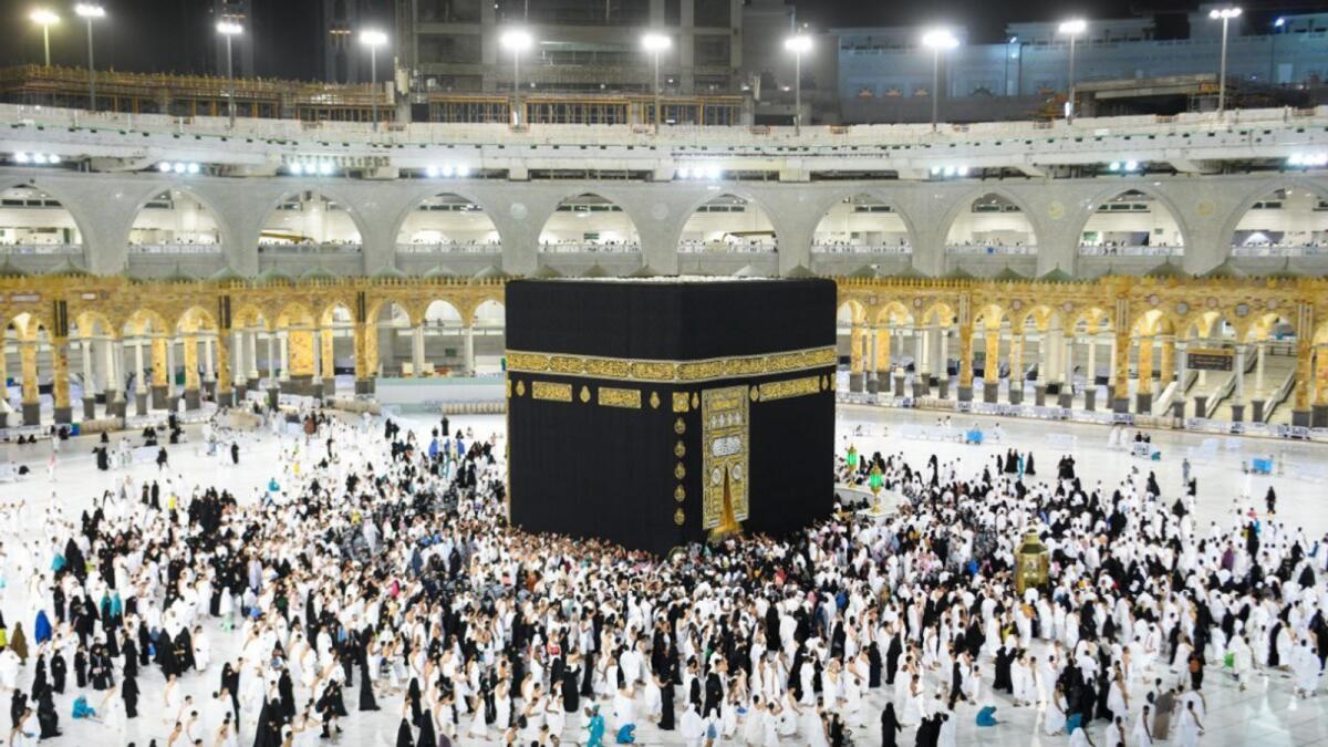 জানুন কী রয়েছে পবিত্র কাবা ঘরের ভেতর
